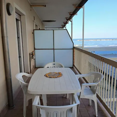 Cn010 - Cesenatico, Ampio Trilocale Fronte Mare Con Inclusa