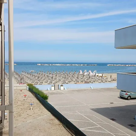 Cn010 - Cesenatico, Ampio Trilocale Fronte Mare Con Inclusa