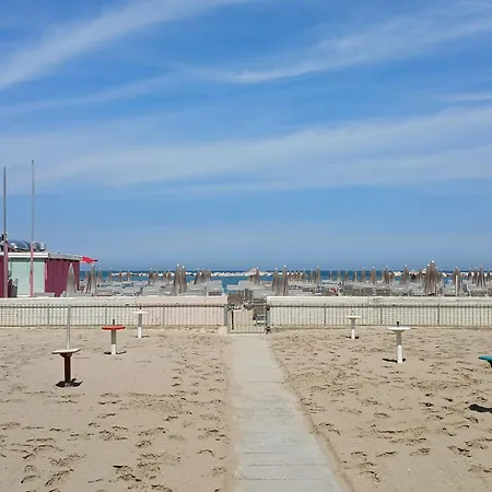 Cn010 - Cesenatico, Ampio Trilocale Fronte Mare Con Inclusa *